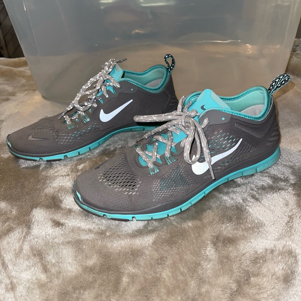 Womens size 9 Nike gray/turquoise tennis shoes